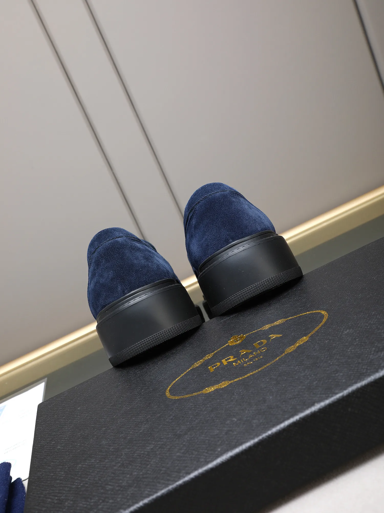 Men's shoes💰480 [Available on Tmall and Taobao major platforms] Prada men's best-selling premium casual leather shoes, imported first-layer matte cowhide loafers combine exquisite elements with modern charm, are strong in toughness, resistant to folding, not easily deformed, and durable in wear! Water-dyed sheep's ➕cow pad! Foam ultra-light and wear-resistant outsole, code number 38-44 (45 is custom-made, non-returnable and non-exchangeable)